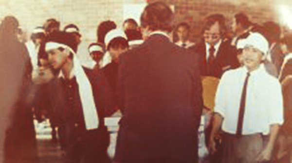 Người mặc áo trắng là Nguyễn Thanh Tú (19 tuổi), con trai của cố ký giả Đạm Phong. Houston, Texas 08-24-1982