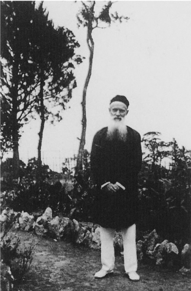 Lm Léopold Cadière (1869-1955), ngường sáng lập Hội Bạn Cố Đô (AAVH). Nguồn:  Catherine Clémentin-Ojha, Pierre-Yves Manguin, A Century in Asia: The History of the Ecole Francaise D'Extreme-Orient, 1898-2006, trang 176