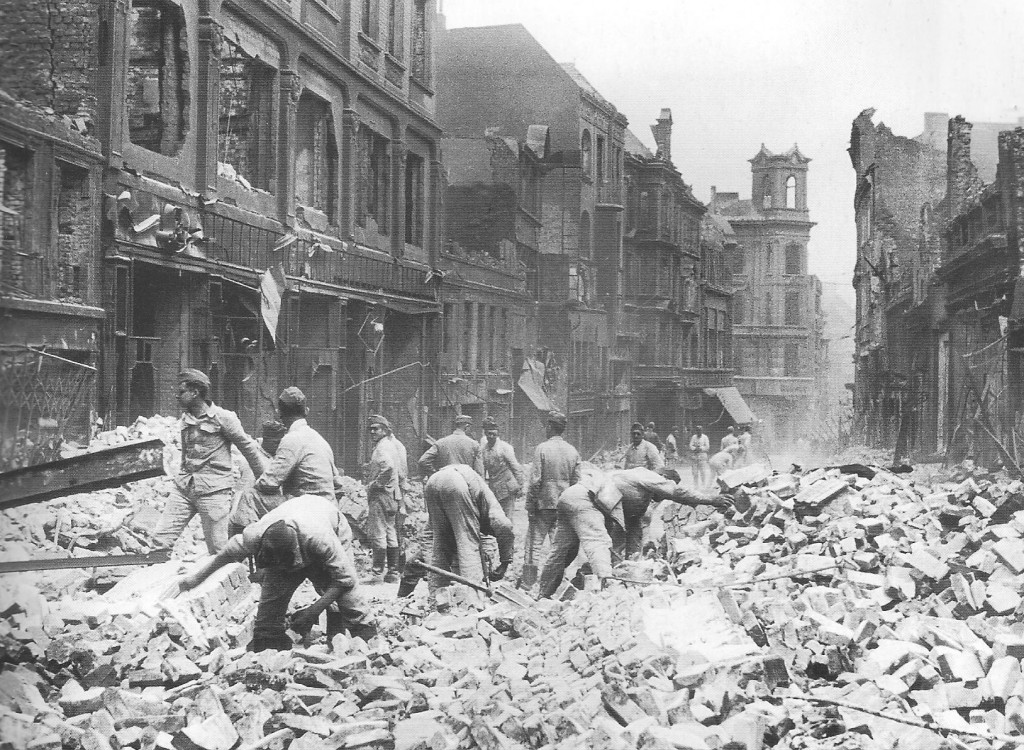 Tìm trong đổ nát trên phố Berg, Hamburg tháng 7 năm 1943, Nguồn: www.johndenugent.com