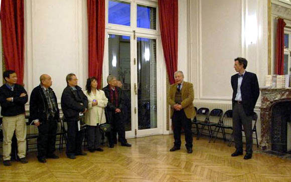 Philippe Papin (bìa phải) giới thiệu cuốn sách mới nhất của ông với sự hiện diện của ông Nguyễn Thế Anh. Nguồn: http://alasweb.free.fr/