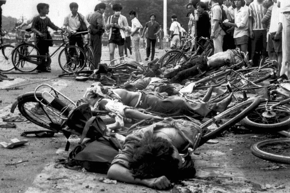 Thường dân chết nằm cạnh xe đạp gãy nát gần Quảng trường Thiên An Môn vào sáng sớm ngày 4 tháng 6, 1989. Nguồn: OntheNet