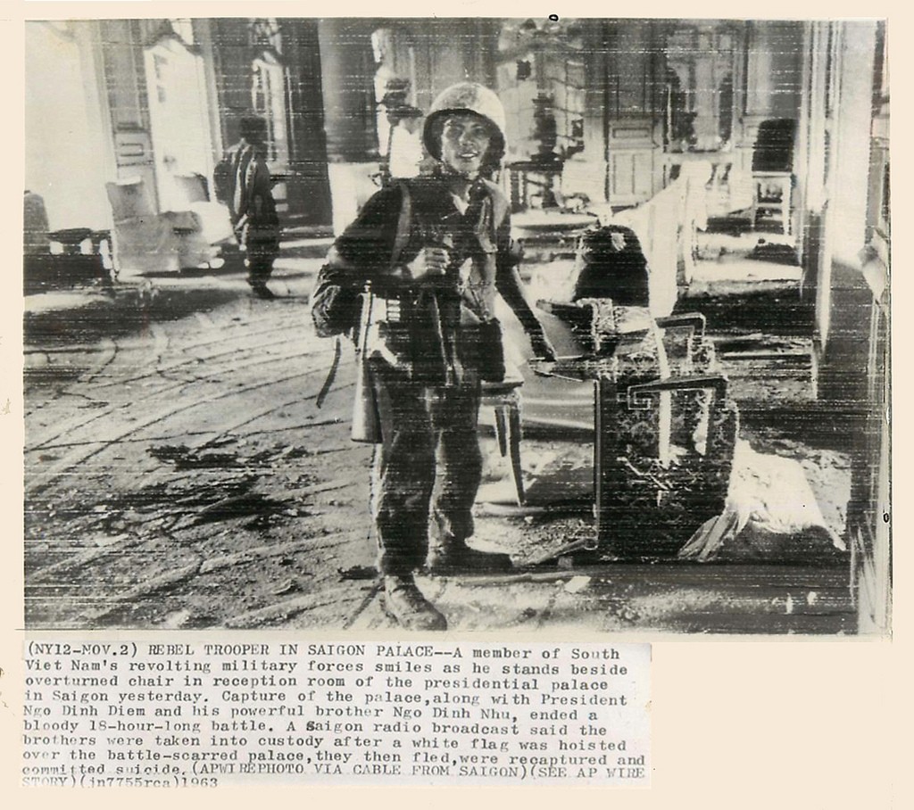 Một quân nhân phe đảo chính tại phòng khánh tiết Dinh Gia Long ngày 2 tháng 11, 1963