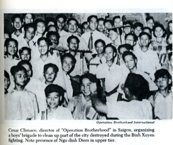 Cesar Climaco, Giám đốc của “Operation Brotherhood” ở Sài Gòn, tổ chức một nhóm thiếu niên để dọn dẹp một phần của thành phố bị phá hủy trong cuộc gia tranh với Bình Xuyên. Lưu ý Ngô Đình Diệm đứng ở hàng trên. (Nguồn: ảnh minh hoạ của Edward, Geary Lansdale, “In the Midst of Wars: An American's Mission to Southeast Asia”, Fordham University Press, March 31st 1991, sau trang 148; phát hành lần đầu năm 1972). DCVOnline: Cesar Climaco là người quay lưng lại, xắp xếp đám đông để chụp ảnh.
