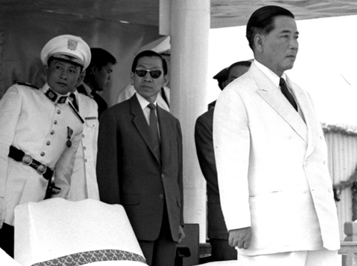 TT Ngô Đình Diệm tại buổi lễ tốt nghiệp khóa 17 Trường võ bị Đà Lạt vào tháng 3/1963 (vài tháng trước khi bị giết). Nguồn: http://petrotimes.vn/