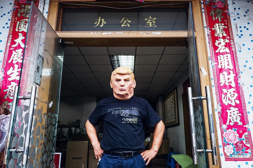 Nhân viên hãng làm mặt nạ Trump ở Trung Quốc. Nguồn: Anthony Kwan/Hetty Images
