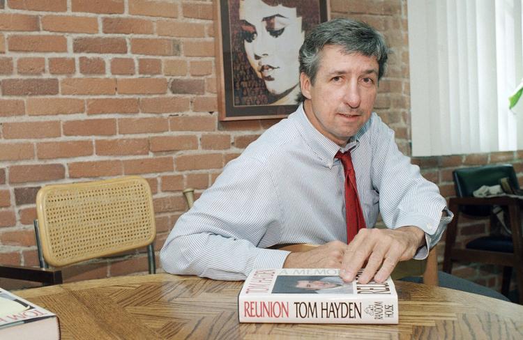 Tom Hayden thảo luận cuốn sách của ông “Reunion” trong một cuộc phỏng vấn tại văn phòng của ông tại Santa Monica, Calif., vào năm 1988. Vợ ông cho biết ông qua đời Chủ Nhật sau khi một căn bệnh dài. Ảnh: Lennox McLendon / AP.
