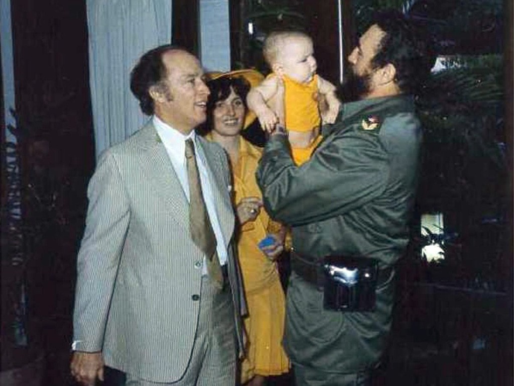 Chủ tịch Fidel Castro bế Michel bên cạnh Pierre và Margaret Trudeau trong chuyến thăm nước Cuba năm 1976. (CP) 