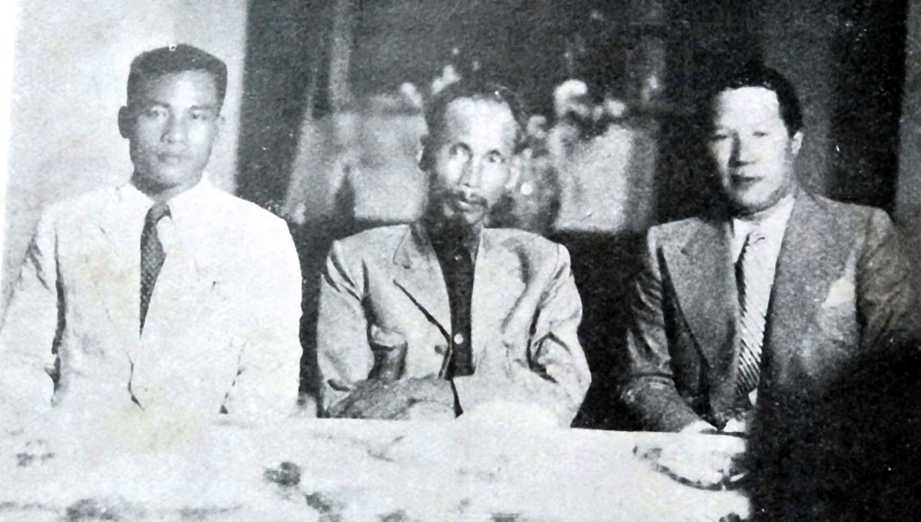 Công dân Vĩnh Thuy (bên phải), cựu hoàng Bảo Đại, sau khi thoái vị, sẽ là Cố vấn Tối cao của chính phủ Hồ Chí Minh (tháng 8 năm 1945). Nguồn:  Henri Estirac - Tháng 11 năm 1945