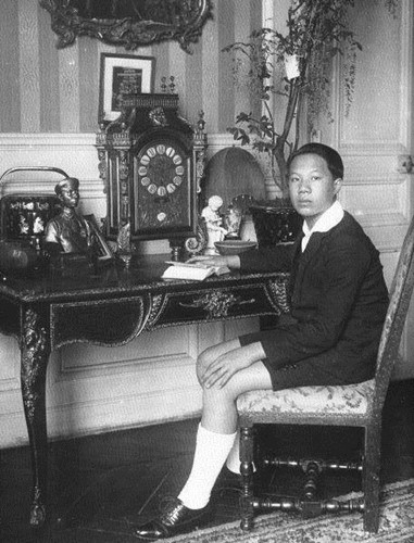 June 1922, Vinh Thuy được vô chồngJean François Eugène Charles nhận làm con nuôi. Nguồn: http://nguyendynasty-vn.tk/