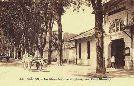 Đường Hai Bà Trưng, thời Phaspp thuộc là rue Paul Blanchy (vua Tiêu). Cồng vàonhà máy làm thuốc phiện trong khoảng 1881-1954.