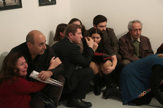 Những người khác núp trong cuộc tấn công tại phòng triển lãm nghệ thuật. Nguồn: Burhan Ozbilici / Associated Press 