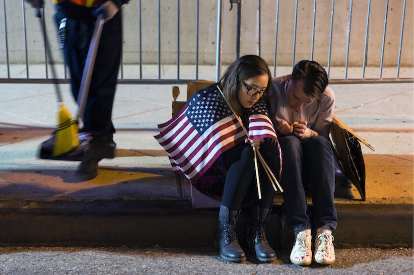 Bên ngoài Trung tâm Javits Jacob chờ đợi kết quả cuộc bầu cử sau một cuộc biểu tình ủng hộ ứng cử viên Tổng thống của đảng Dân chủ Hillary Clinton ở New York Thứ Tư, 9 Tháng Mười một, 2016. Nguồn: AP Photo / Craig Ruttle. 
