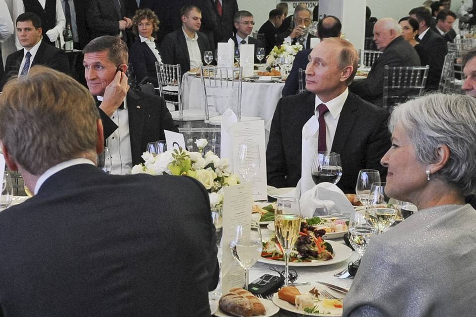 Tướng hồi hưu Michael Flynn, tại một bữa ăn tối với Tổng thống Nga Vladimir Putin, trung tâm ngay, tháng cuối cùng tại Moscow. Sự kiện này đánh dấu kỷ niệm lần thứ 10 của RT, phục vụ 24 giờ tiếng Anh kênh tin tức truyền hình ở Nga. Nguồn: AP