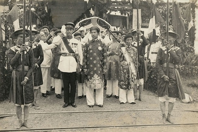 Bảo Đại và  Nguyễn Hữu Bài (bên phải dơ tay chào). Huế, 1933. Nguồn OntheNet