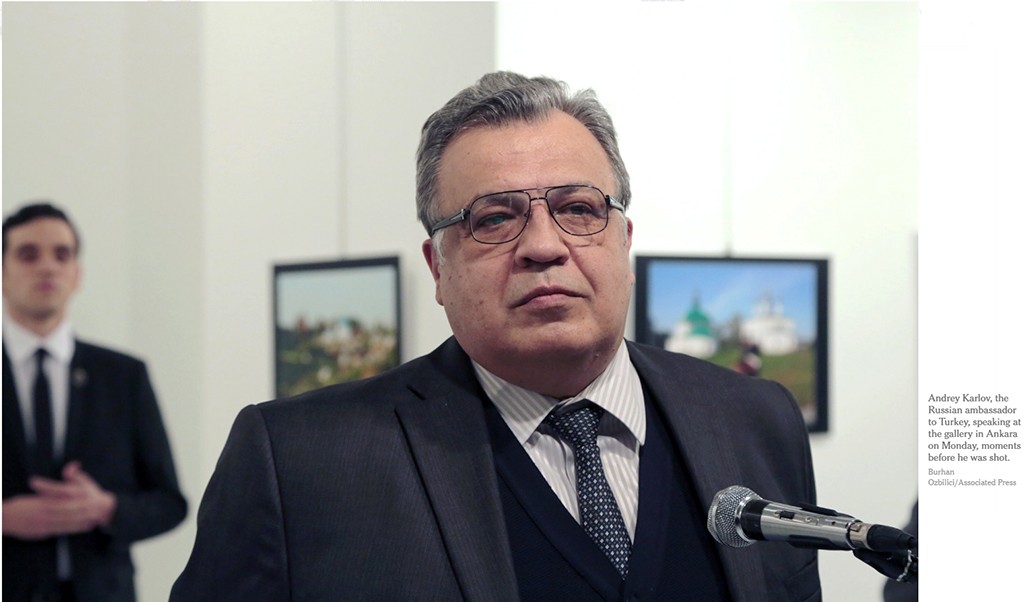 Andrey Karlov, đại sứ Nga đến Thổ Nhĩ Kỳ, phát biểu tại gallery ở Ankara hôm thứ Hai, khoảnh khắc trước khi ông bị bắn. Nguồn: Burhan Ozbilici / Associated Press 