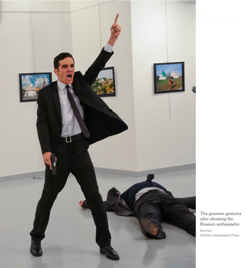 Sát thủ sau khi bắn chết Đại sứ Nga. Nguồn: Burhan Ozbilici / Associated Press 