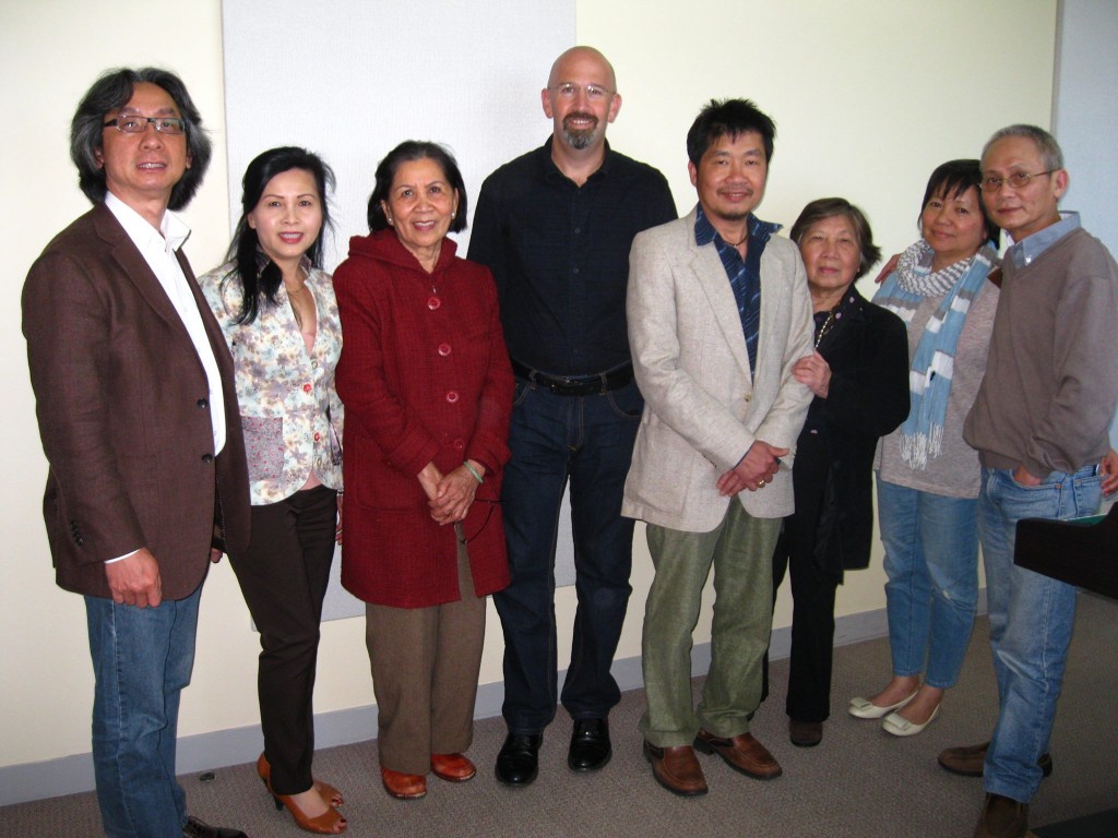 Jonathan London (đứng giũa) và khối nhân sự của Radio Hồn Việt và ký giả Quốc Việt (bên phải).