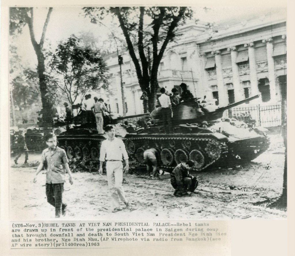 Xe tăng của quân đảo chanh trước Dinh Gia LOng (3/11/1963). Nguồn AP