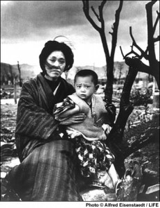 Gai mẹ con tại Hiroshima, Japan, 1946. Nguồn: LIFE 