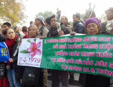 Biieru tình chống TQ xâm lăng Hoàng Sa tại Hà Nội (19/1/2014). Ảnh Kyodo News
