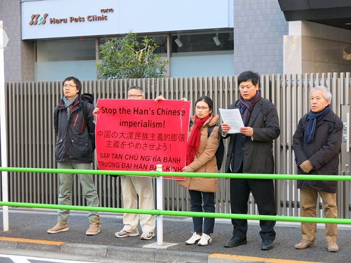 Ông Phan Hữu Duy Quốc đọc kháng nghị thư trước ĐSQ nước CHNDTH (Tokyo). Nguồn: Facebook