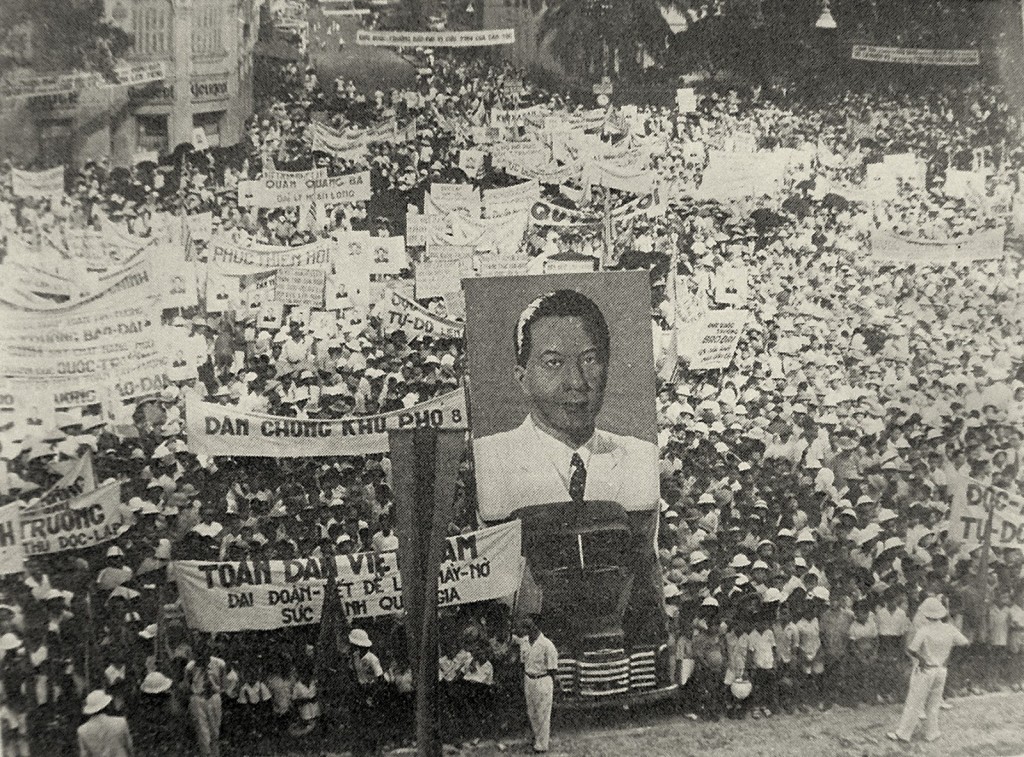 Cuộc biểu tình tại Sài Gòn mời Bảo Đại (đang ỏe Hong Kong) về chấp chánh (1947). Nguồn: hoangnamgiao.blogspot.com