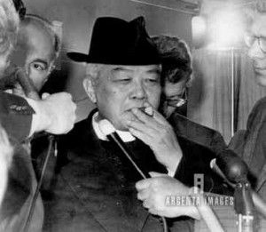 G.m. Ngô Đình Tục hút cigar , suy nghĩ về câu hoiri của báo giớ New York. Nguồn: Rogers Photo Archive / Overbrook Images