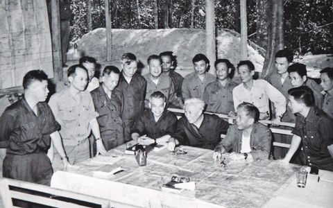 Cuối tháng 3/1975, Lê Đức Thọ từ miền Bắc vào Nam cùng Phạm Hùng và đại tướng Văn Tiến Dũng chỉ huy tấn công miền Nam. Nguồn: VNExpress.com