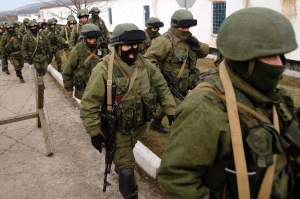 Hình: Quân đội vũ trang không mang phù hiệu đang canh gác quanh một căn cứ bộ binh của Ukraina tại Perevalne, một thị trấn ở Crimea. ( Darko Vojinovic / AP )