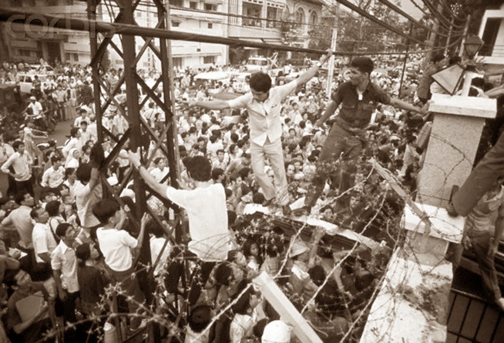 Leo hàng rào vào tòa Đại sứ Mỹ tại Saigon (29/4/1975). Nguồn AP