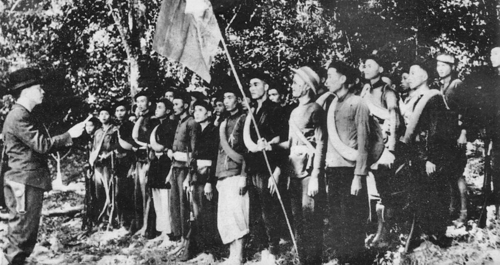 Võ Nguyên Giáp (ngoài cùng bên trái) trong buổi lễ thành lập đội Việt Nam Tuyên truyền Giải phóng Quân. Nguồn: Wikipedia.org 