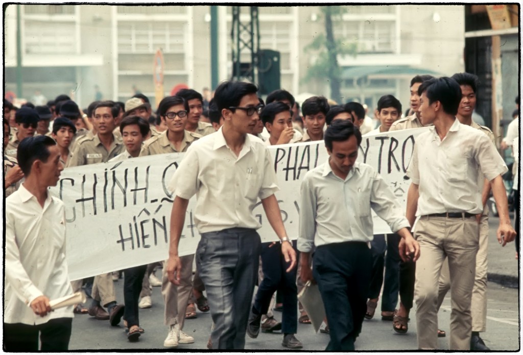 1970 Miền Nam VN – Sinh Viên học sinh biểu tình đòi hỏi Chính Quyền                                 phải tôn phải tôn trọng tự do nhân quyền theo Hiến Pháp. Nguồn: OntheNet