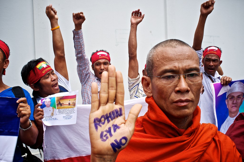 Nhà sư và Phật tử Miến Đện sống ở Thái Lan trog một cuộc biểu tình ngoài Tòa đại sứ Myanmar ở Bangkok ngày 24 tháng 7, 2012. Những người biểu tình đòi chấm dứt cuộc khủng hoảng tại tiểu bang Kachin, đòi thả các tù nhân chính trị của Miến Điện, đòi quyền trở về Myanmar và quyền bỏ phiếu trong cuộc bầu cử năm 2015 ở Myanmar. Nhưng họ nói “KHÔNG” với dân tộc thiểu số Rohingya, “lòng chợt (hết) từ bi bất ngờ”. Nguồn: Flickr.com