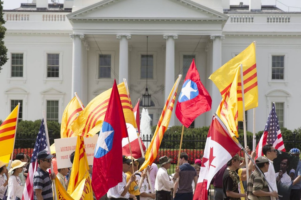 Những người biểu tình cho nhân quyền và dân chủ tại Việt Nam phản đối bên ngoài Nhà Trắng trong chuyến thăm của Tổng Bí thư Cộng sản Việt Nam hôm thứ ba. PHOTO: EUROPEAN PRESSPHOTO AGENCY
