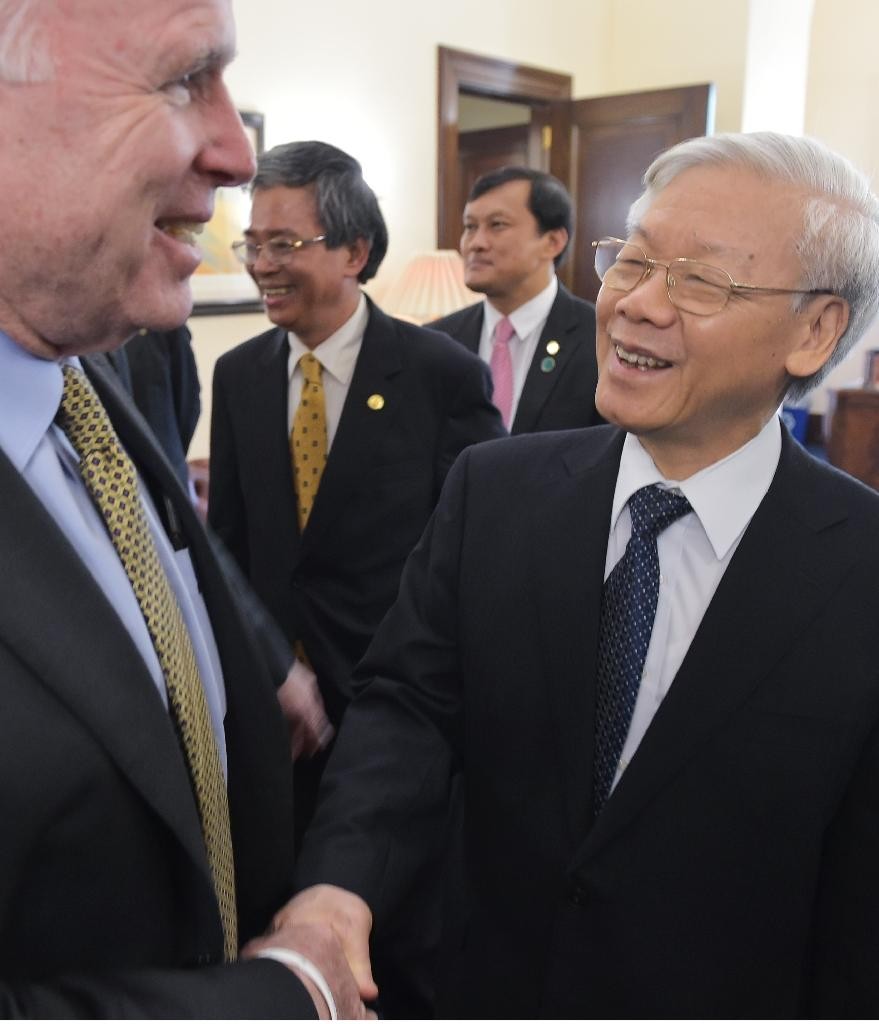 TNS McCain tiếp Nguyễn Phú Trọng tại văn phòng của ông ở Quốc hội. (8/7/2015)> Nguồn: AFP Photo/Mandel Ngan