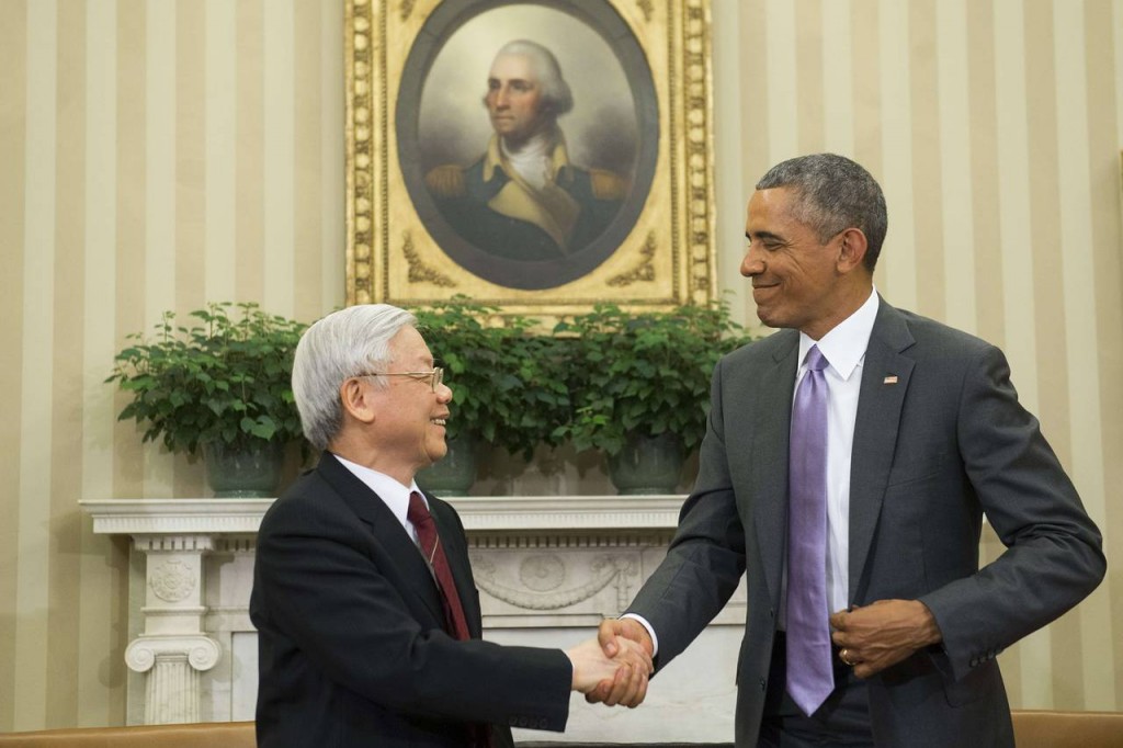 Tổng thống Barack Obama và Nguyễn Phú Trọng, tổng bí thư Đảng Cộng sản Việt Nam, bắt tay trong một cuộc họp tại Nhà Trắng hôm qua. PHOTO: Agence France-Presse / GETTY IMAGES