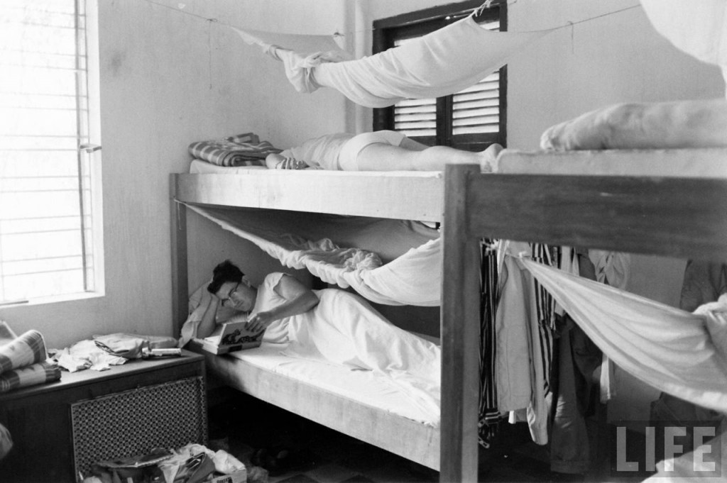 Phòng ngủ của tình nguyện viên IVS (VNCH, 1961). Nguồn LIFE/John Dominis
