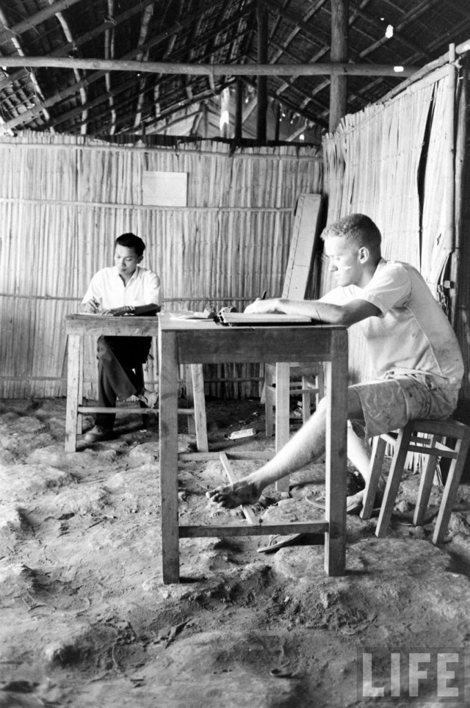 "Văn phòng" nơi nhân viên IVS làm việc hành chánh (VNCH, 1961). Nguồn LIFE/John Dominis