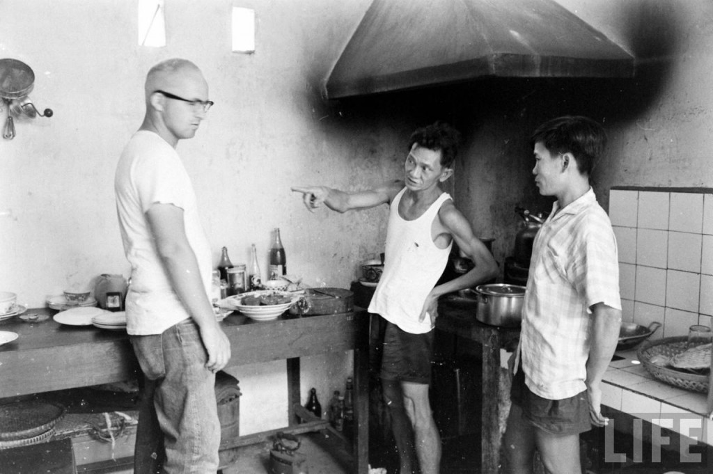 Nhân viên IVS trong bếp (VNCH, 1961). Nguồn: LIFE/John Dominis