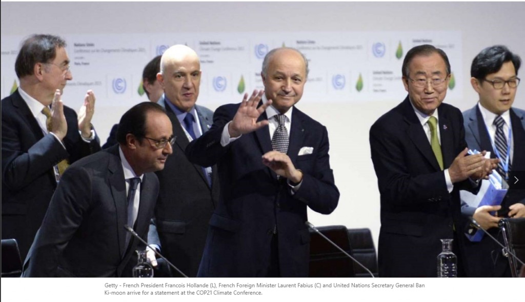 Từ trái: Tổng thống Pháp, Hollande, thuur tướng Pháo Fabius, Tổng Thu ký LHQ Ban Ki Moon  chuẩn bị công bố kết quả Hội nghị đàm phán vè khí hâu COP21 tại Paris. ảnh: Sky News.