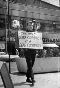 Chủ hộp đêm ở New York Jack L Hickman dành thời gian rảnh đi quanh Times Square với một tấm bảng ghi hàng chữ “Người Cộng sản tốt là người cộng sản đã chết”. Nguồn: Peter Keegan / Keystone / Getty Images. 26 tháng 4 năm 1965.