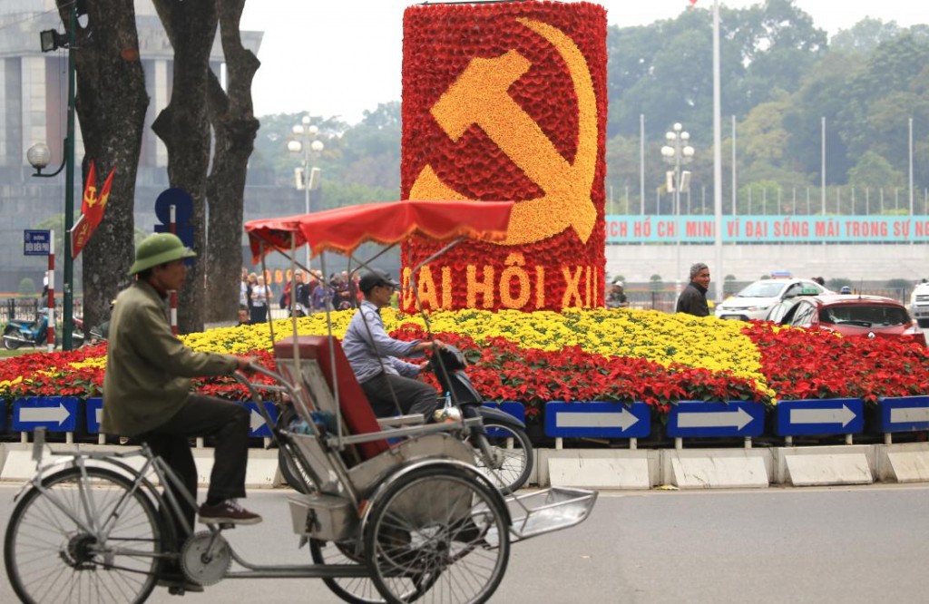 Xe xích lô đi ngang qua một dấu hiệu Đại hội lần thứ 12 của Đảng Cộng sản Việt Nam tại Hà Nội ngày 19 tháng 1, năm 2016. Tuần này, 1.510 đại biểu của Đảng Cộng sản Việt Nam tập trung tại thủ đô để chọn ban lãnh đạo mới. Nguồn: Hau Dinh-AP