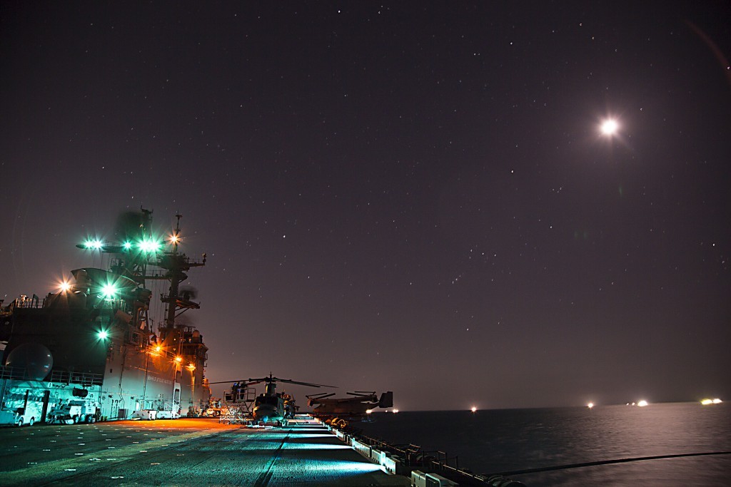 Chiến hạm Bonhomme Richard trên Biển Đông - một buooeri tối trời trong.. Nguồn: Hải quân Hoa Kỳ