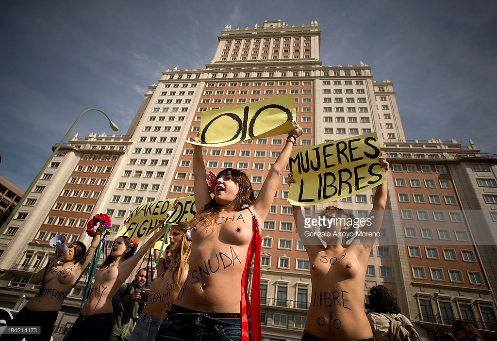 FEMEN  biểu tình cởi trần chống du lịch tình dục, các định chế tôn giáo, phân biệt giới tính, sợ đồng tính  và các chủ đề xã hội, quốc gia và quốc tế khác Nguồn: Getty Images 