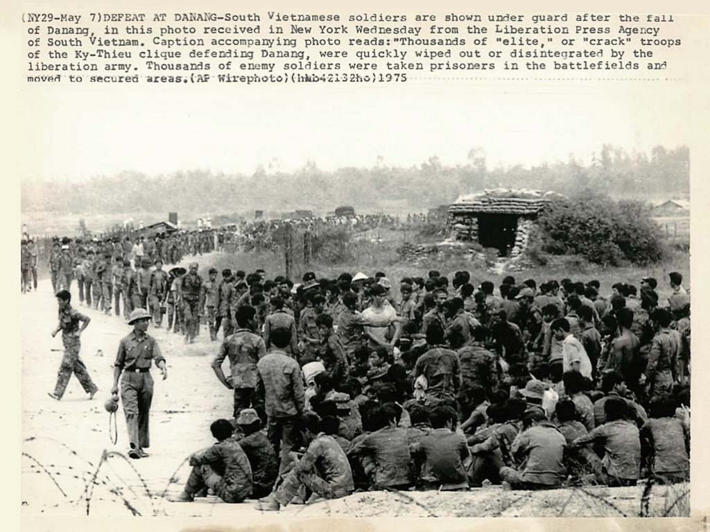 Thứ Tư 7 tháng 5, 1975: quân nhân VNCH bị quản thúc tahi một căn cứ ở Đà Nẵng sau ngày Sài Gòn thất thủ. Nguồn: AP