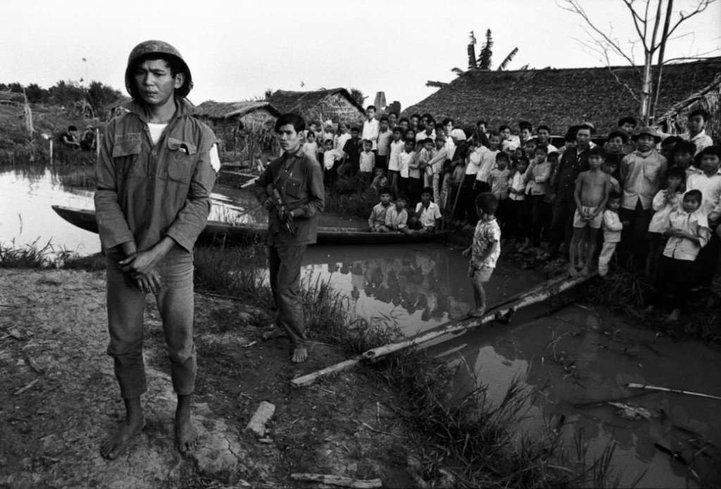 VIỆT NAM | Đồng bằng miền Nam. 1973. Một người lính VNCH bị Việt cộng bắt làm tù binh và đem ra trước dân chúng ở một ngôi làng. Ảnh © A. Abbas/Magnum Photos / http://www.magnumphotos.com/