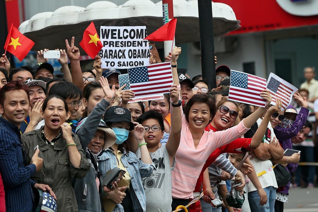 Trong cuộc phô trương sức mạnh mềm của Mỹ, dân chúng xếp hàng trên đường phố Hà Nội và thành phố Hồ Chí Minh để chào đón ông Obama hồi tháng trước. Nguồn: European Pressphoto Agency 