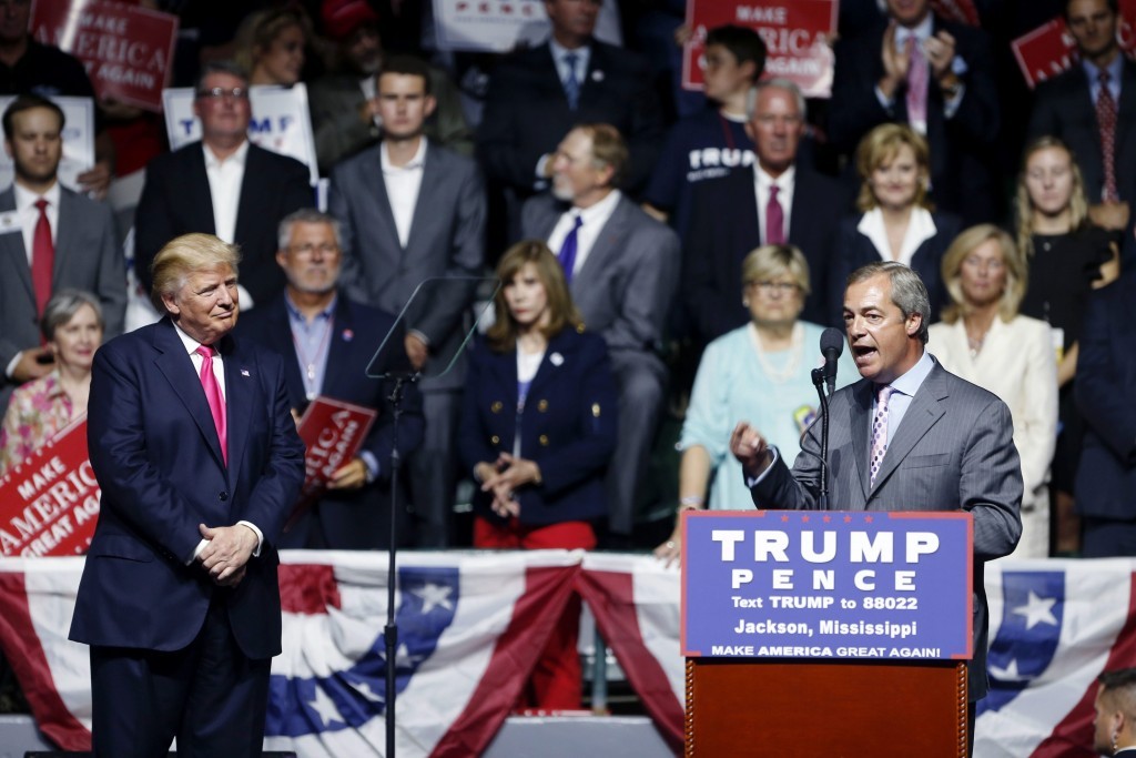 (Bên phải) Nigel Farage, cựu lãnh đạo của đảng UKIP ở Anh, ứng cử viên tổng thống đảng Cộng hòa Donald Trump, (bên trái) lắng nghe, tại cuộc hội họp của Trump ở Jackson, Miss., Thứ Tư, 24 Tháng 8, 2016. Nguồn: AP Photo / Gerald Herbert 