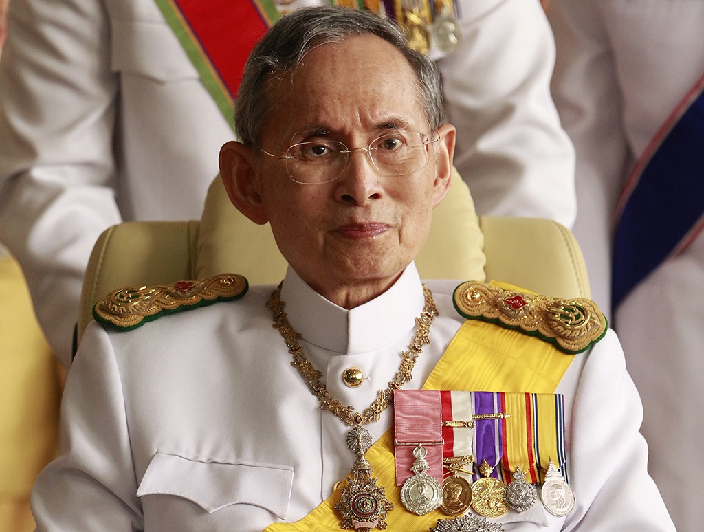 Vua Thailand Bhumibol Adulyadej, Bangkok December 5, 2010. Nguồn:   REUTERS/Sukree Sukplang (THAILAND - Tags: ANNIVERSARY HEALTH ROYALS)